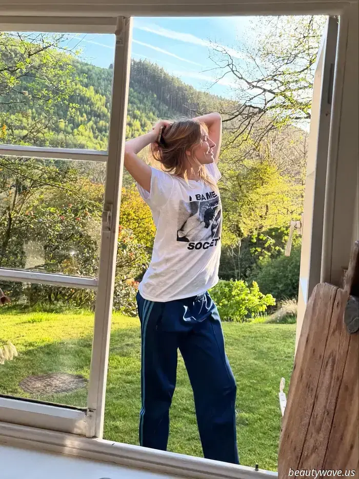 A Parigi, L.A. e Londra, le t-shirt bianche basic vengono messe da parte a favore di questa alternativa più alla moda