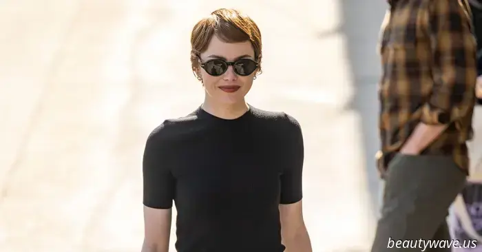 Emma Stone conosce l'abbinamento gonna e sandalo che non delude mai