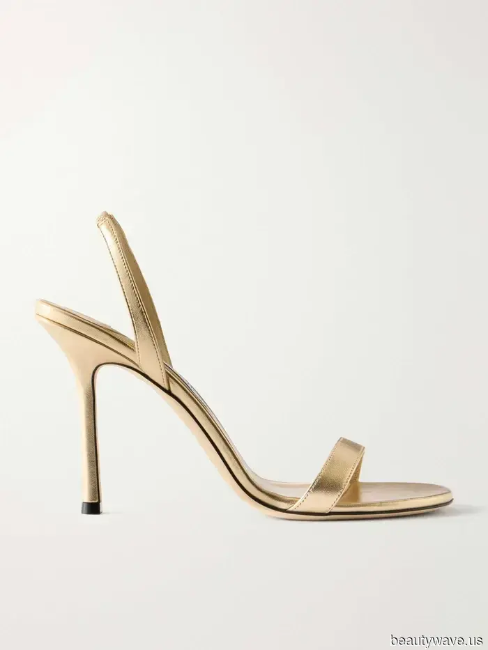 All-White-Outfits wirken sofort gehoben mit diesem unerwarteten Schuhfarbentrend.