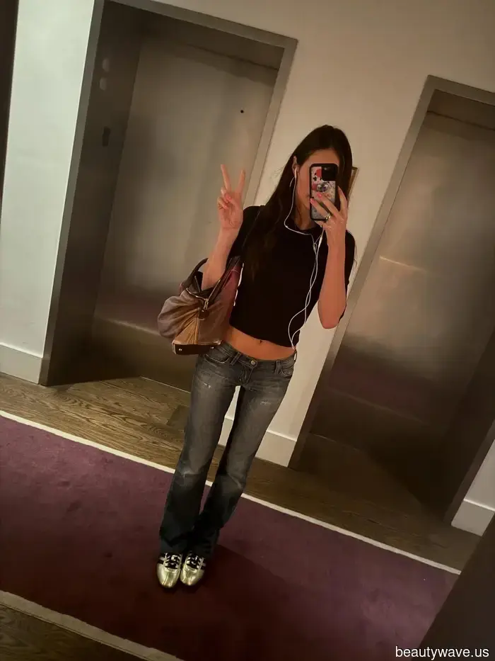 Coole Mode-Mädchen, die in L.A. leben, wählen dieses auffällig ähnliche Y2K-Grundstück über Skinny Jeans.