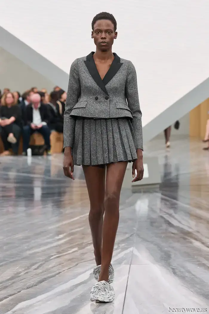 Chaquetas Bar reducidas, sombreros escultóricos y un gran paisaje de fantasía: Jonathan Anderson inicia un nuevo capítulo en Dior.