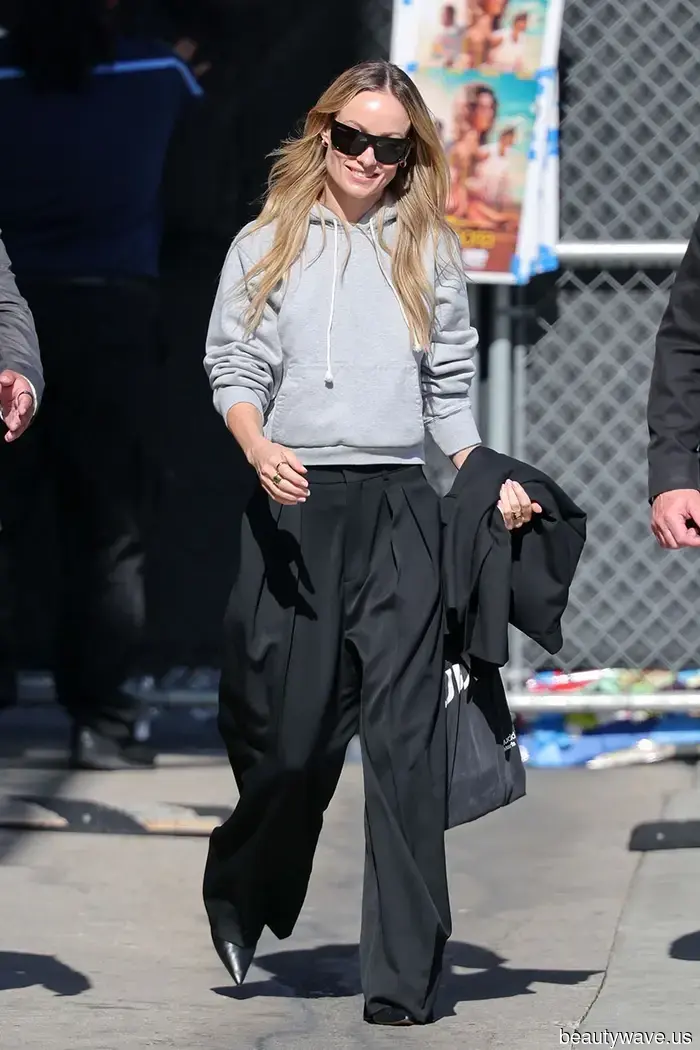 Il modo da ragazza cool per indossare i pantaloni eleganti è con questo basic e queste scarpe.