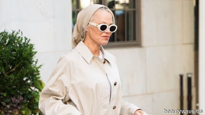 Niente leggings, niente sneakers: i viaggiatori di prima classe giurano sull'outfit anti-tendenza di Pamela Anderson per l'aeroporto