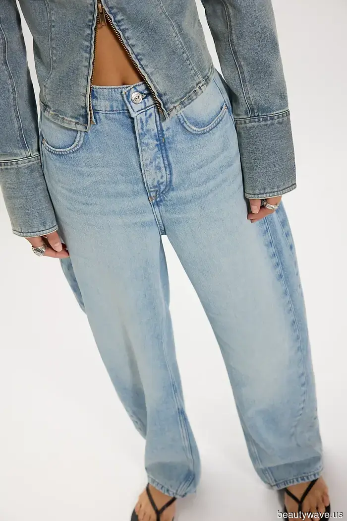 Ich war unsicher, ob ich Jeans zum Flughafen tragen sollte, bis diese 3 Denim-Looks von Promis meine Meinung änderten.