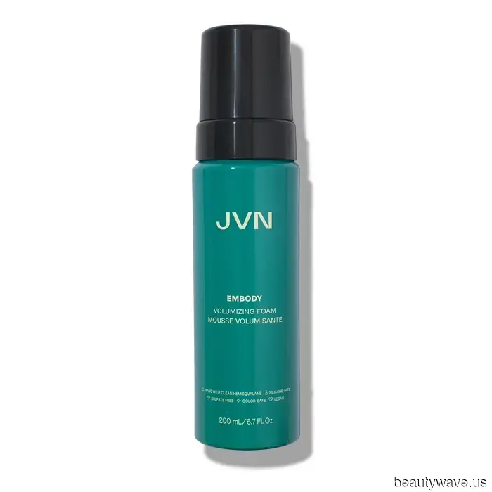 Dieses altmodische Haarprodukt ist gerade zum Geheimnis geworden, um feinem Haar Volumen zu verleihen.