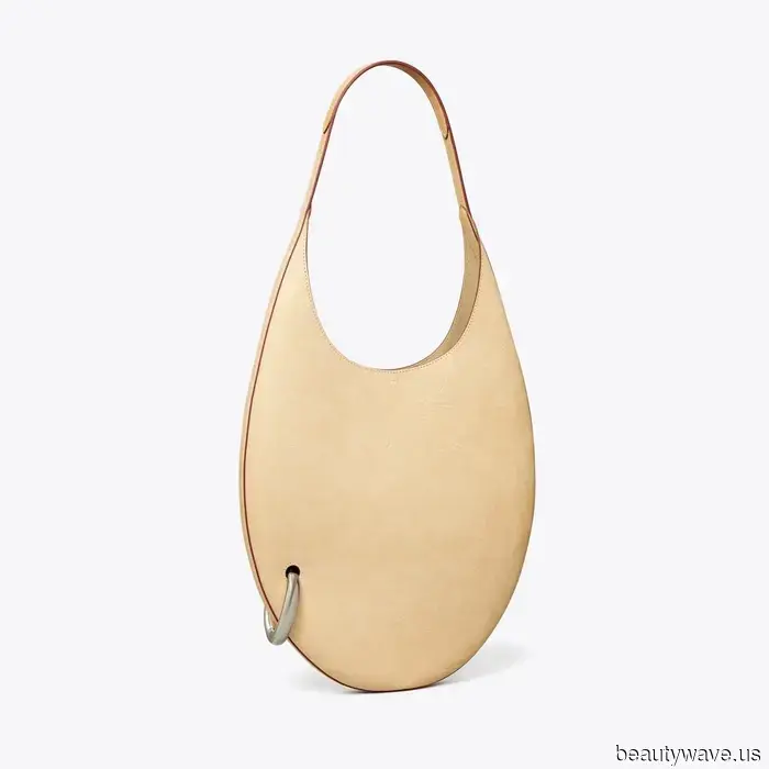 Tory Burch hat gerade eine Taschenversion ihrer viralen durchstochenen Mules veröffentlicht, und wir sind besessen davon.