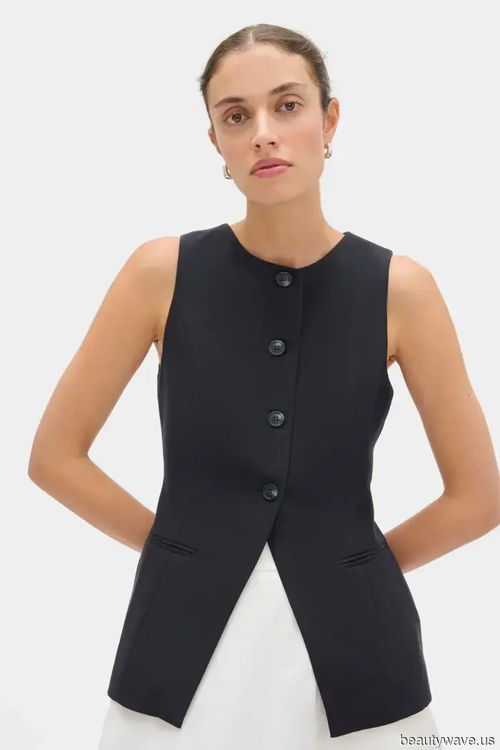 Rather than trainers and loafers, the French consistently opt for this stylish shoe trend paired with cropped jeans.