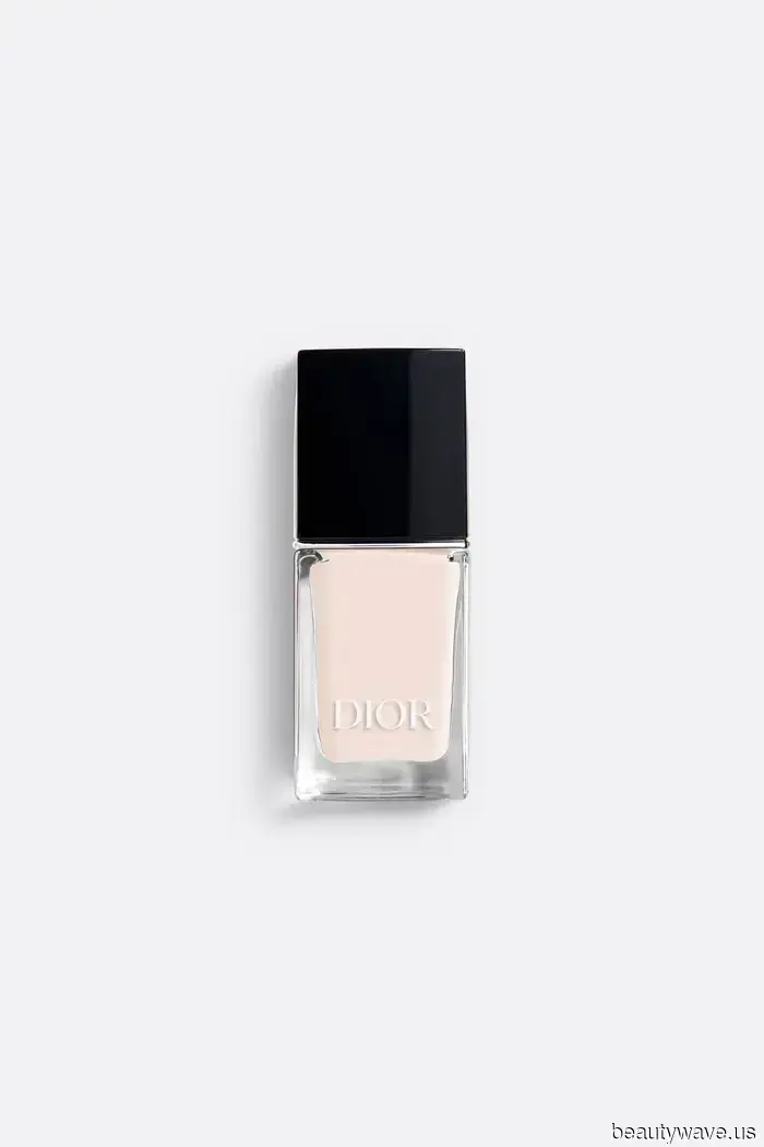 Nicht Chrome, Nicht Milky&mdash;"Marshmallow Nails" ist der elegante Maniküre-Trend, den man sich diesen Winter wünschen sollte.