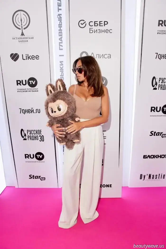 Lucy Pylaeva and the giant Labubu: a new level of fashionable irony on RU.TV 2025
