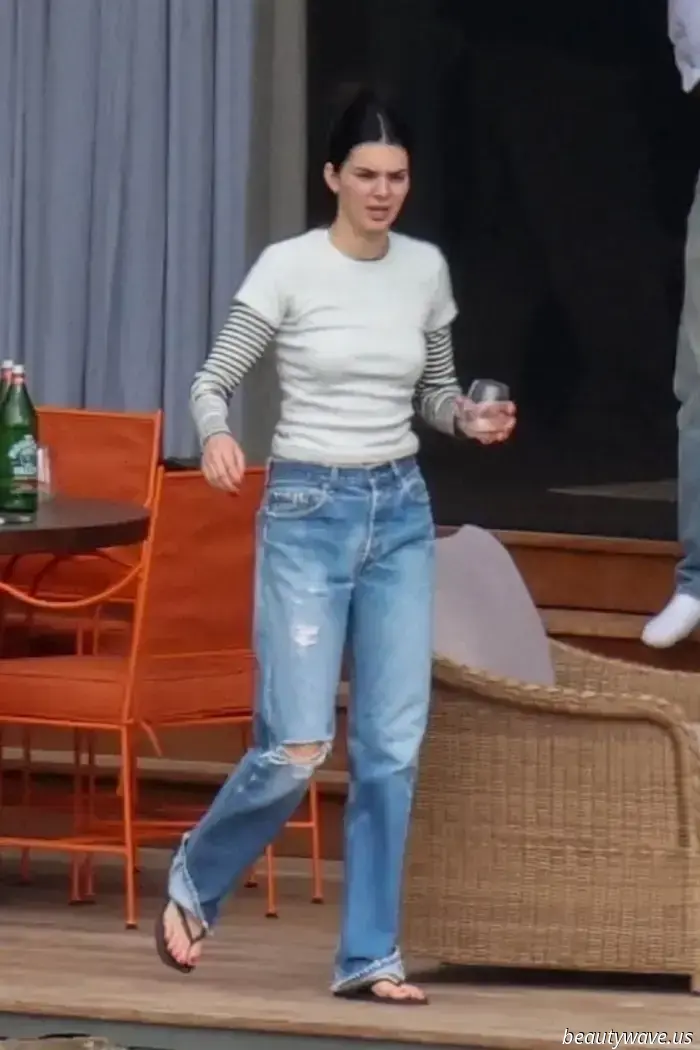 Folks in L.A. understand that pairing flip-flops with this "outdated" jeans trend gives it a refreshing twist.