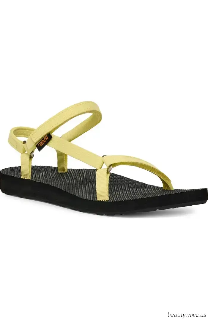 Questo colore di scarpa inatteso ha fatto tutta la differenza nel raffinato outfit di Pamela Anderson