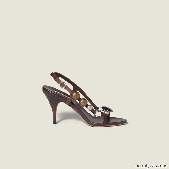 The It-Girl Shoe Trend to Pair with White Jeans Has Arrived.
