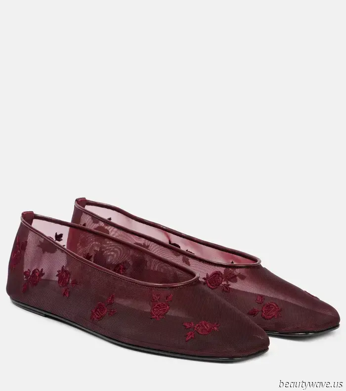 Ya no se necesitan más zapatos planos de malla negra; los diseñadores elegantes los están comprando en este color ahora.