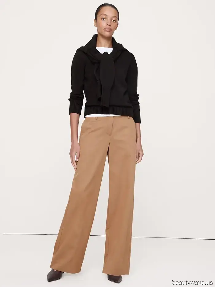 Si quieres lucir más elegante este otoño, compra un par de pantalones y un par de jeans en este color.
