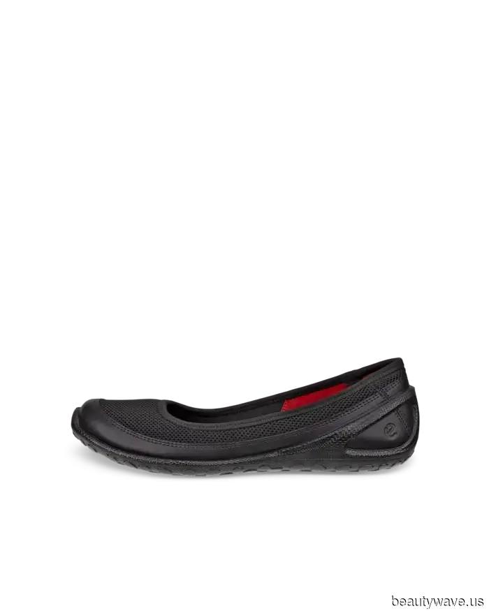 I reside in NYC and walked 19,552 steps in NikeSkims shoes—here's my review.