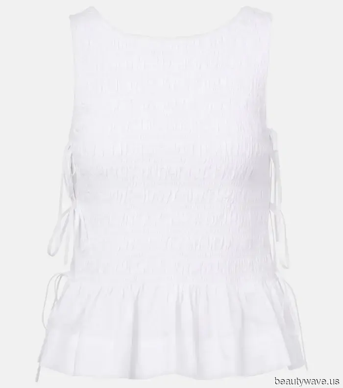 Menschen verzichten auf schlichte weiße Tanktops zugunsten des Trends, der Outfits so viel cooler macht.