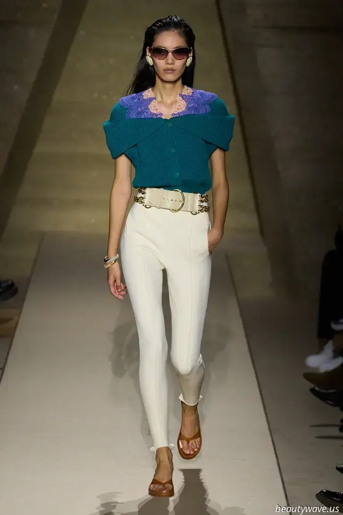 Eng geschnittene Hosen! Markante Schultern! Leuchtende Blumenmuster! Eine 80er‑Attitüde prägt Chloé für den Frühling 2026.