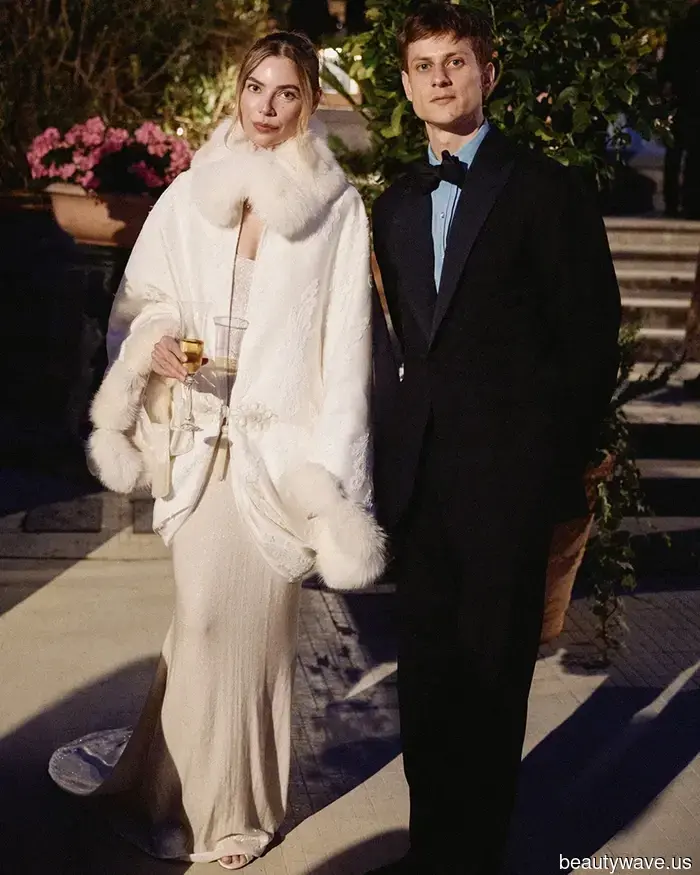 Questa sposa stilista ha indossato un abito da sposa ispirato al vestito di Audrey Hepburn in My Fair Lady.