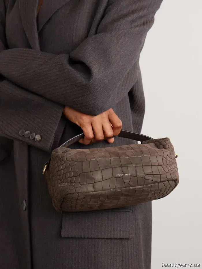 You possess classic taste if you are sporting this elegant handbag design.