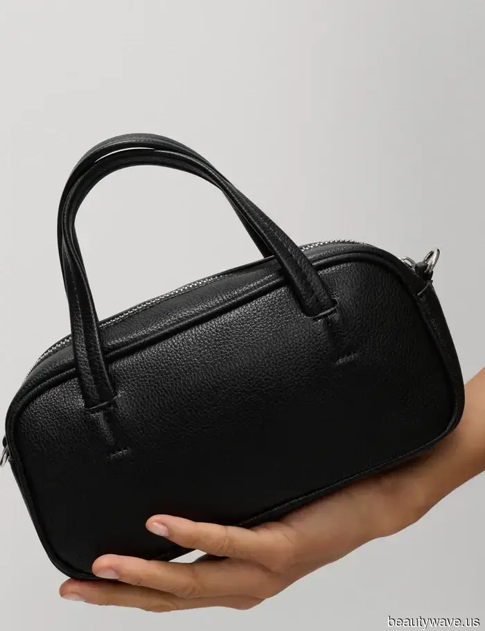 You possess classic taste if you are sporting this elegant handbag design.