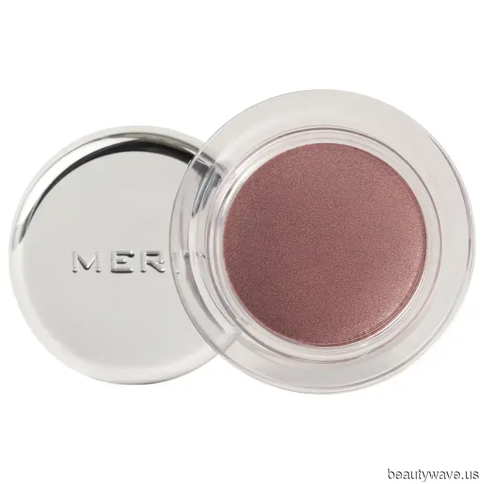 La nueva sombra de ojos en crema de Merit está dando vibes de supermodelo de los 90—no podría estar más obsesionada.