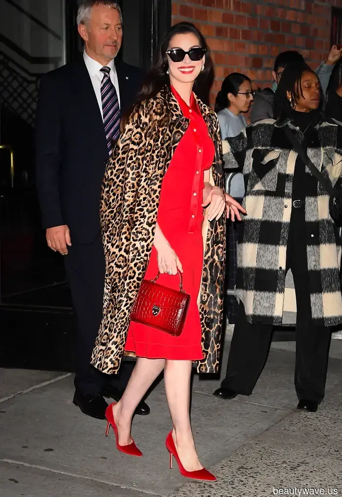 El vestuario de la gira de Anne Hathaway para El diablo viste de Prada 2 se centra en los momentos fuera de servicio.