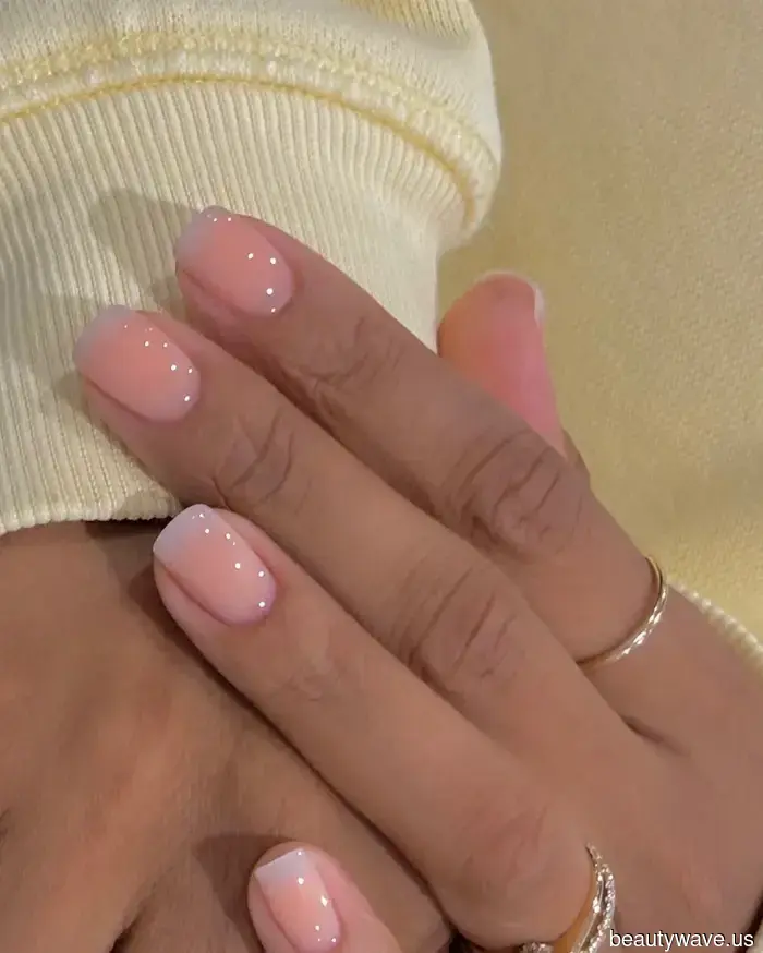 Ich tippe, dass "Peach Milk" Nägel der dominante minimalistische Nageltrend von 2026 sein werden.
