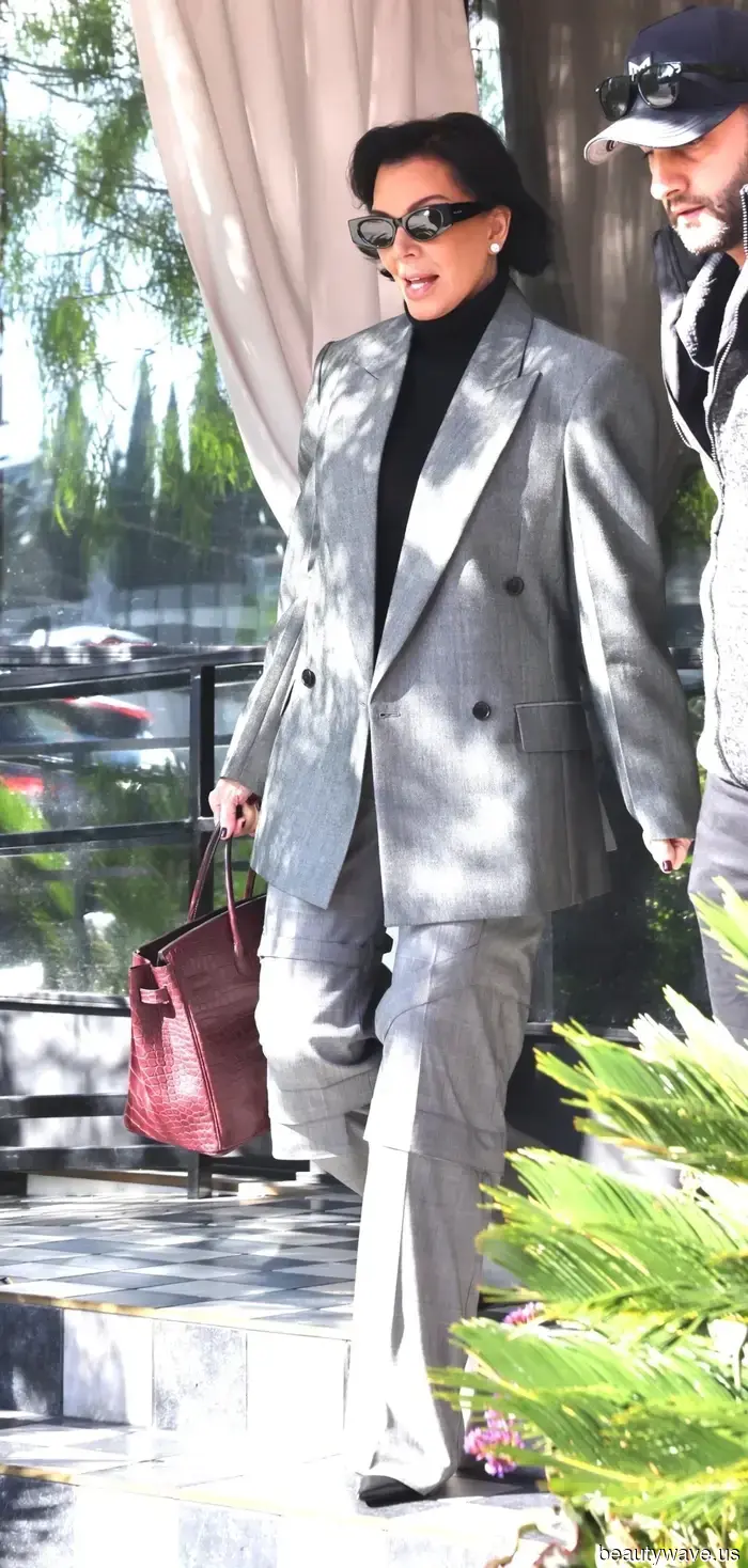 Цвет сумки Крис Дженнер более модный, чем темно-синий и черный, но более вечный, чем масляно-желтый и матча-зеленый.