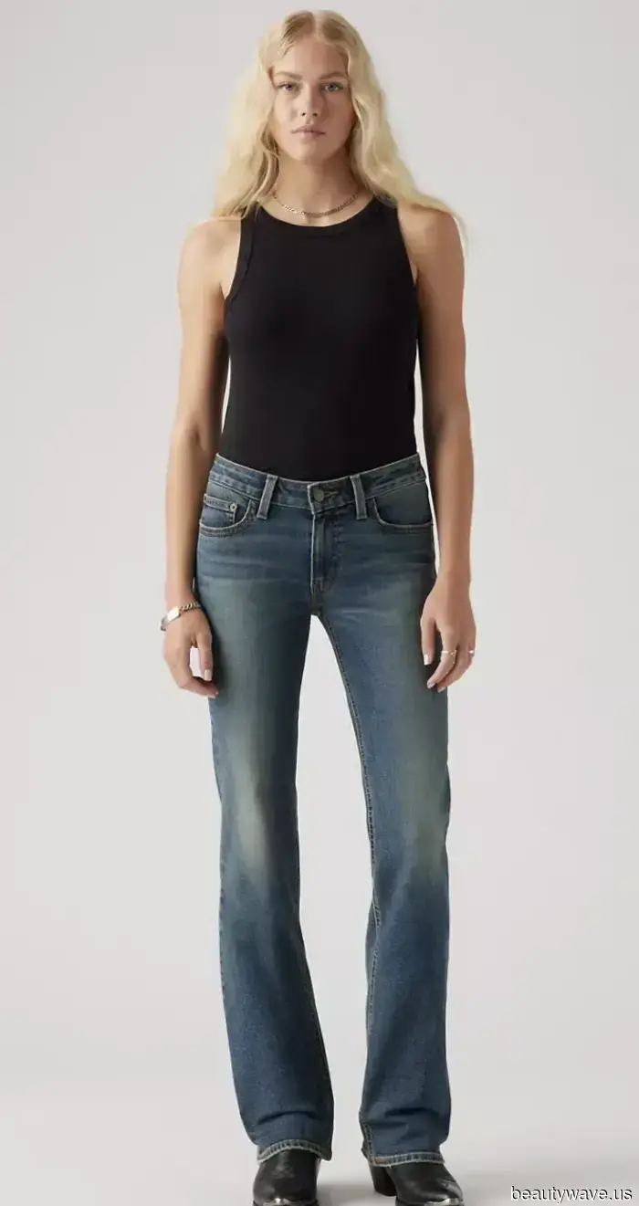 Indeed, blue skinny jeans are making a comeback—here are 7 outfits that give them a modern touch in 2025.