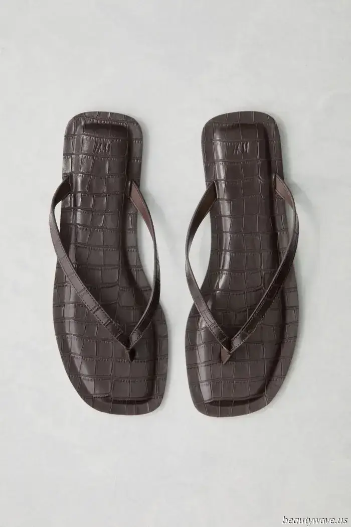 This pant style paired with flip-flops forms the most stylish combination we've encountered all summer.