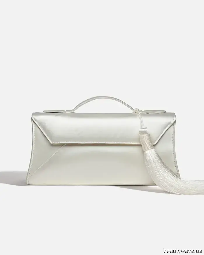 Die coolsten französischen Mädchen tragen diese 6 Sommer-Handtaschen-Trends durch die Hitzewelle in Paris.