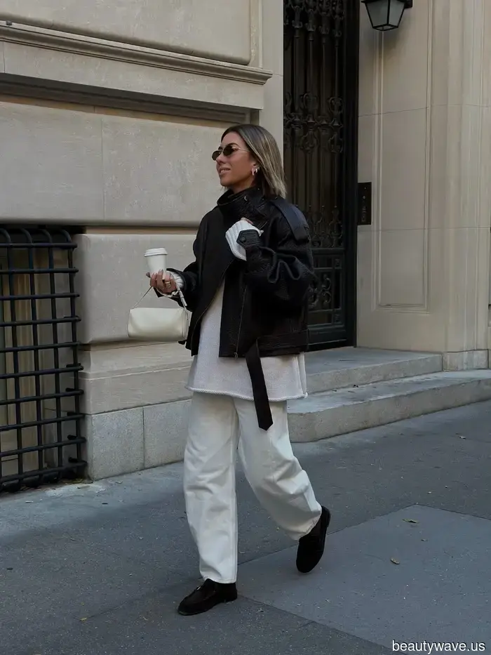 Anche nel 2026, le donne eleganti continuano a fare affidamento su questo classico abbinamento di jeans e scarpe basse.