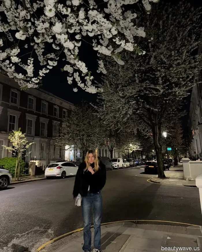 Si estás tratando de vestirte como una mujer francesa este otoño, evita estas tendencias de denim.