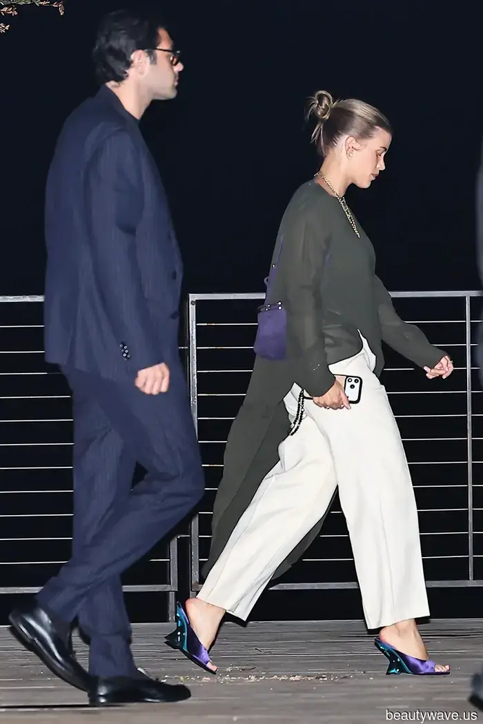 Selbst elegante Kleiderschränke entscheiden sich plötzlich für diesen "wilden" Schuhtrend anstelle von schwarzen Pumps und Ballerinas.