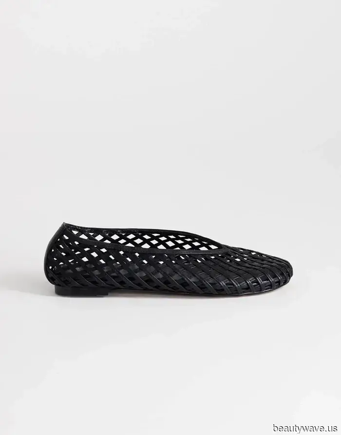 Anne Hathaway acaba de llevar la tendencia de zapatos de verano de punta cerrada que sigo viendo en la gente de moda en Europa.