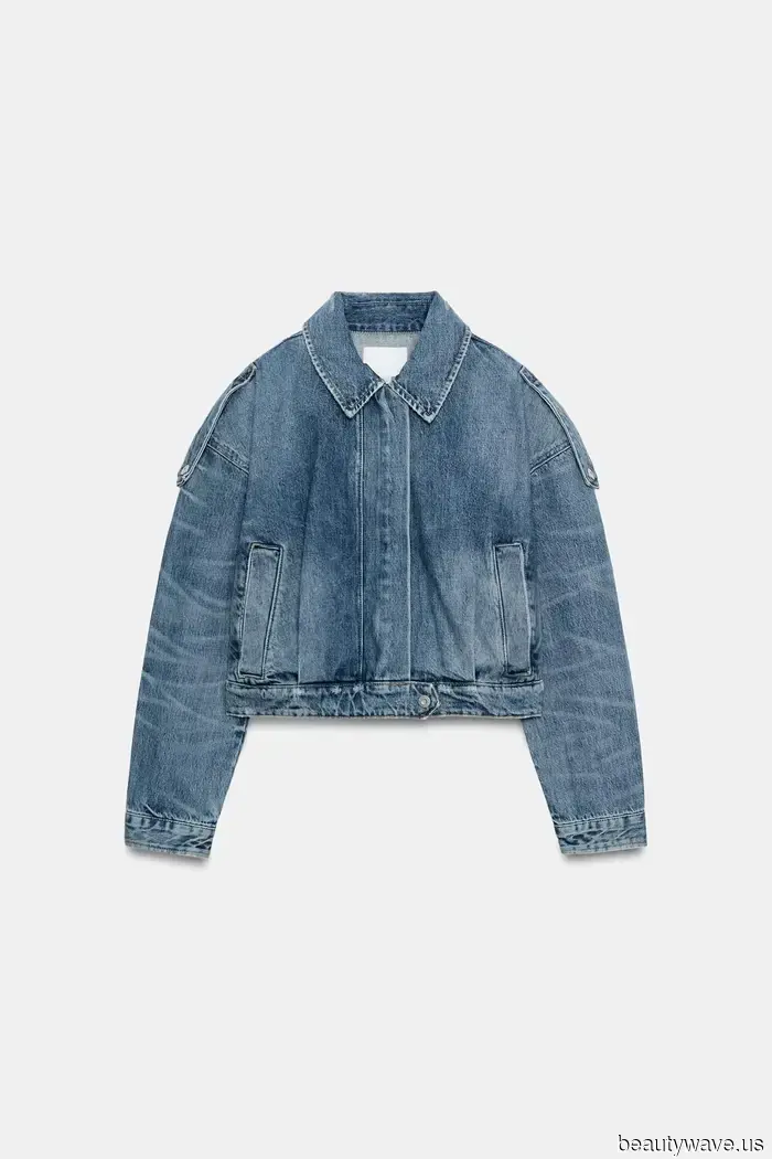 Lindsay Lohan weiß, dass dies immer der coolste Weg sein wird, eine millennial-codierte Jeansjacke zu tragen.