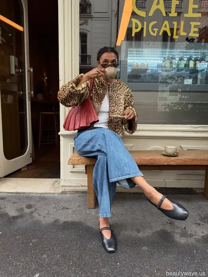 A Parigi, le donne più chic indossano uno di questi abbinamenti tra scarpe basse e pantaloni cropped.