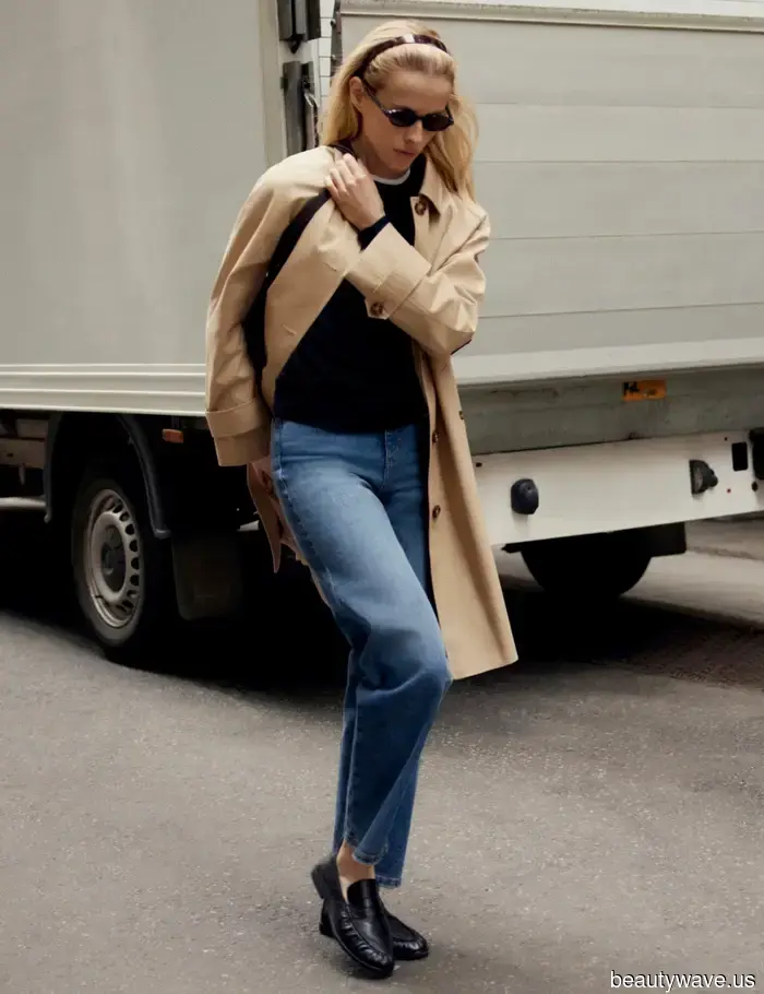 Per i viaggi in aeroporto, le donne francesi sanno che questa combinazione di jeans e scarpe da ginnastica è l'abbinamento perfetto.