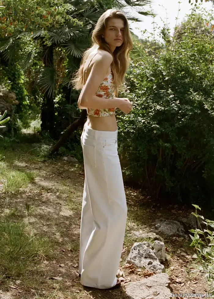 White jeans always look stylish, but this sandal color makes them appear the most sophisticated.