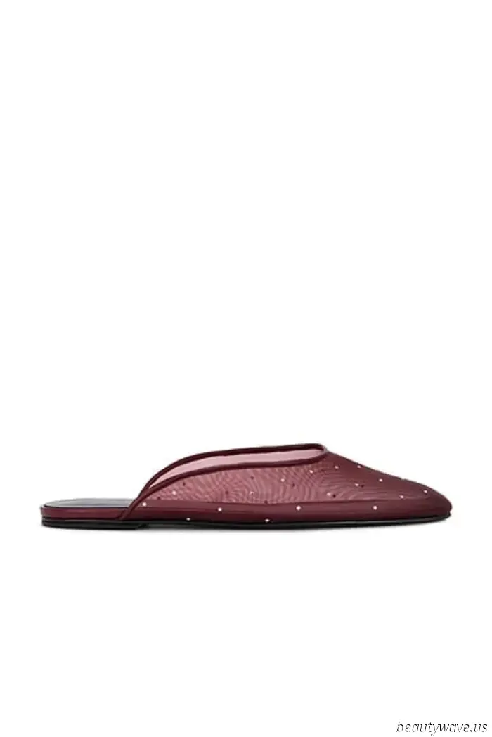 Ya no se necesitan más zapatos planos de malla negra; los diseñadores elegantes los están comprando en este color ahora.