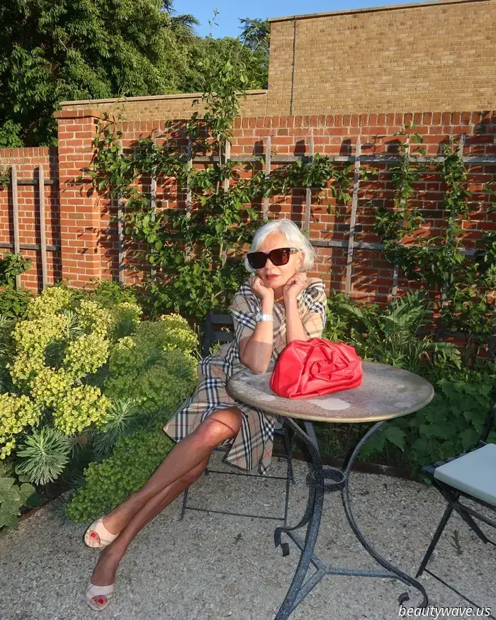 El corte bob peinado con flequillo barrido es la tendencia de peinado de verano que las chicas de moda llevan para lucir más elegantes