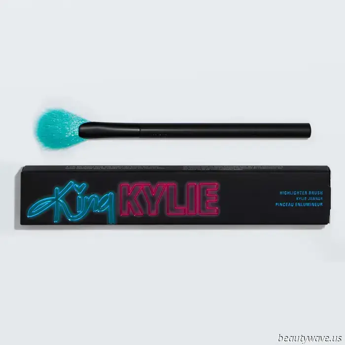 La nuova collezione di trucco di Kylie Jenner, ispirata alla nostalgia, ha appena modernizzato alcune importanti tendenze del 2015. Clicca qui per vedere tutti i prodotti in edizione limitata.