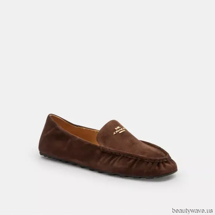 Los zapatos planos elegantes pero cómodos que la gente de moda conoce elevan los jeans en cuestión de segundos.