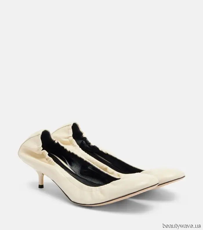 Wenn Sie möchten, dass Ihre knielangen Röcke französischer aussehen, kombinieren Sie sie mit diesem Schuhtrend.