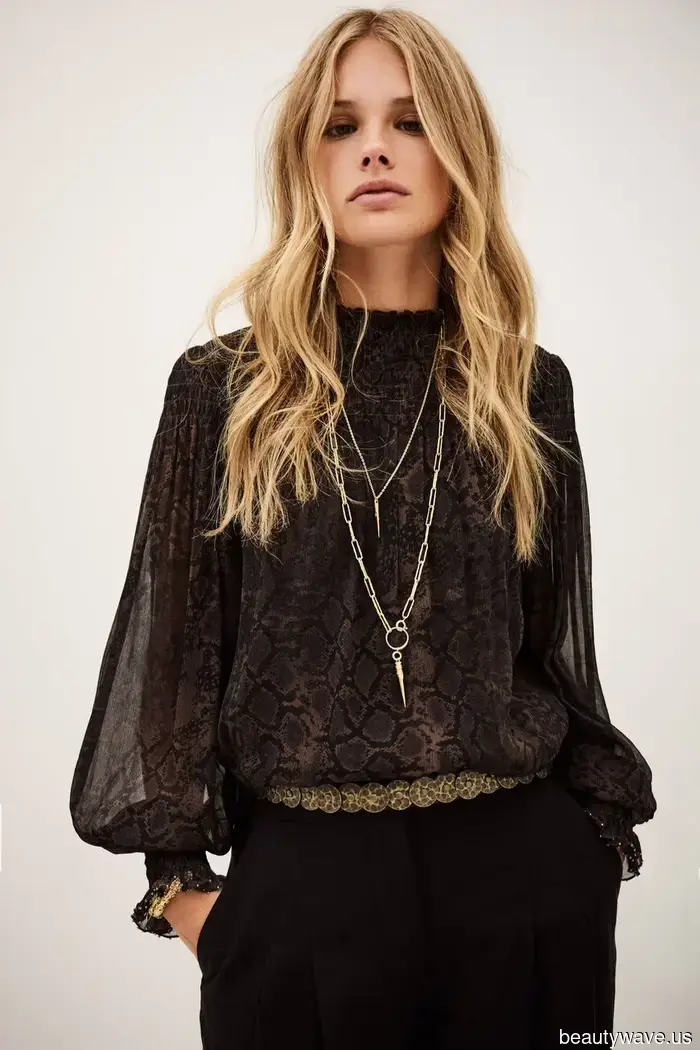 Farewell to Dull T-Shirts! This Stylish Blouse Trend Pairs Much More Elegantly With Jeans.