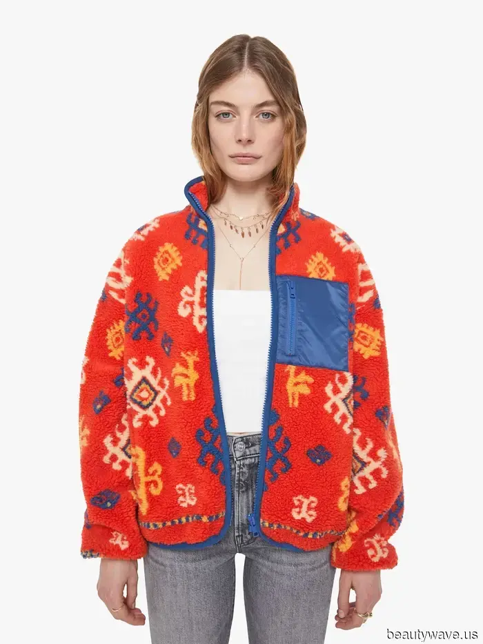 El anuncio de embarazo de Hailee Steinfeld está a punto de hacer que esta chaqueta de forro polar de moda se agote.