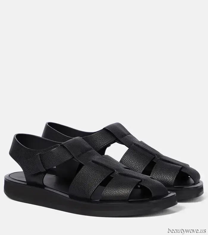 Keep it simple—this pairing of sandals and shorts is always stylish.