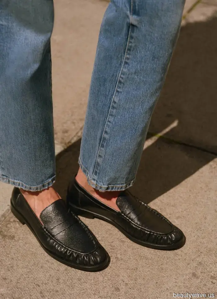 Ja, Loafers sehen gut zu Hosen aus, aber Pariser wissen, dass sie mit Jeans noch schicker aussehen&mdash;diese Looks beweisen es.