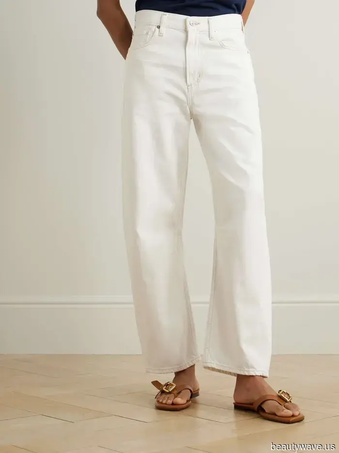 FYI: Le persone della moda a Parigi stanno indossando questa tendenza di scarpe "datate" con jeans a gamba a botte.