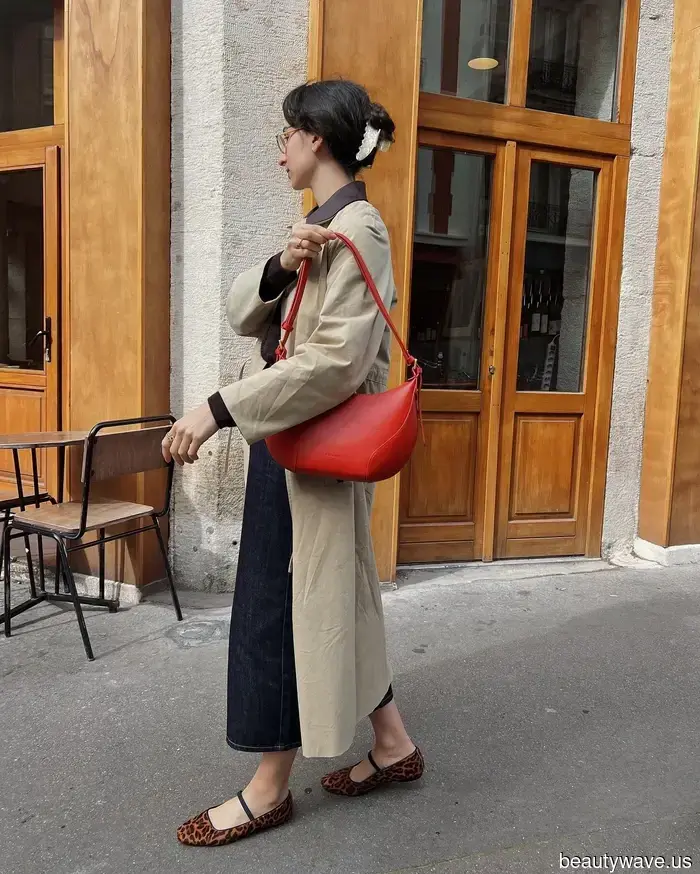 Statt Sneakers und Slipper tragen die Franzosen immer diesen schicken Schuhtrend mit cropped Jeans.